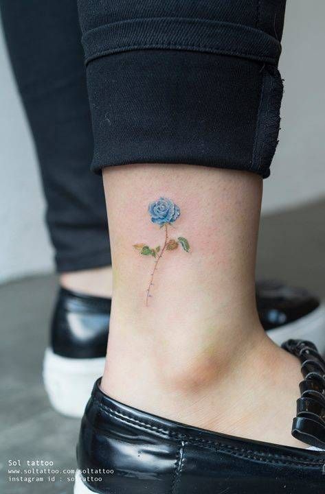 tatuajes de rosas azules pequeñas
