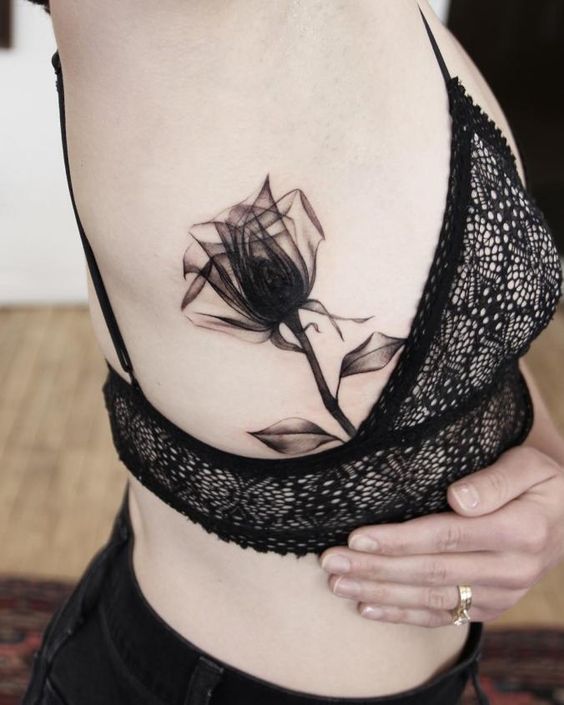 tattoo de rosa negra en el torso
