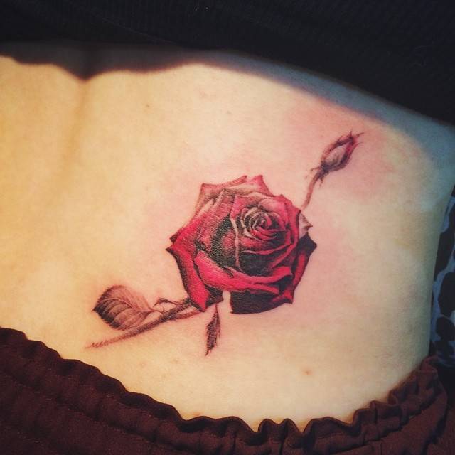 tattoo rosas roja hersmoa