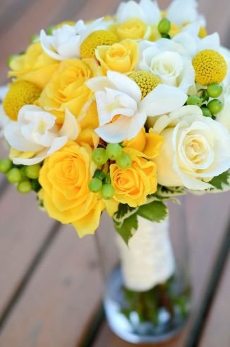 ramo de rosas blancas y amarillas