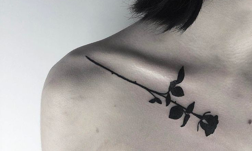 tatuaje en la clavicula